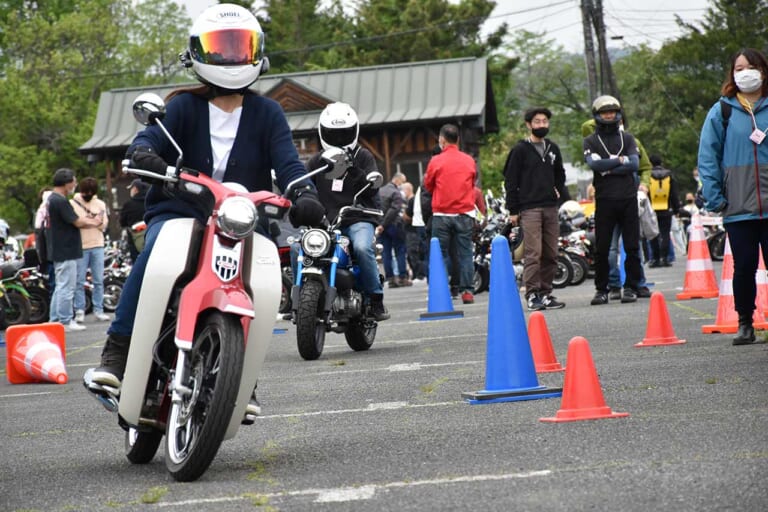 モンキーミーティング|モンキー他ホンダの原二が大集合! 第13回モンキーミーティングin多摩 イベントレポート【初代ダックスデザイナー森岡實さんも登壇】