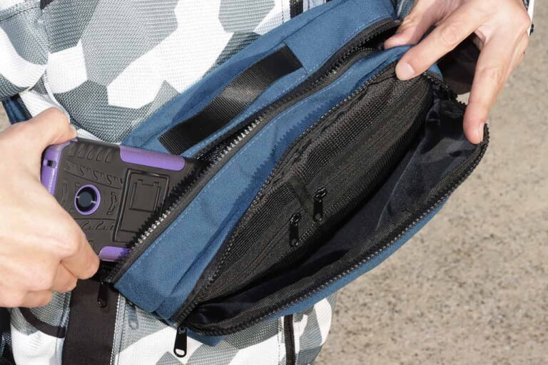 ワークマン D088 wmbスクエアボディバッグ|ワークマン’22コレクション バイクライフお助けアイテム7選〈シューズ/バッグ/ツナギetc〉