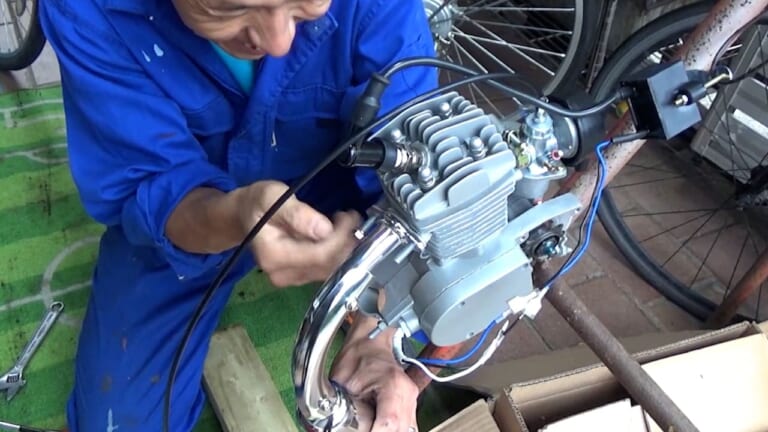 モペット用エンジン単体始動テスト|マフラー取り付け|Amazonで買った中国製の自転車用エンジン、本当に動くのか? 始動テストしてみた〈自作モペット製作記 #3〉