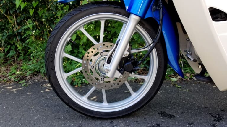 スーパーカブ110航続距離テスト|ホイール|さすがのスーパーカブ、ホンダ公表の燃費を突破!? スーパーカブ110 航続距離実測ガチ検証【東京→浜名湖】