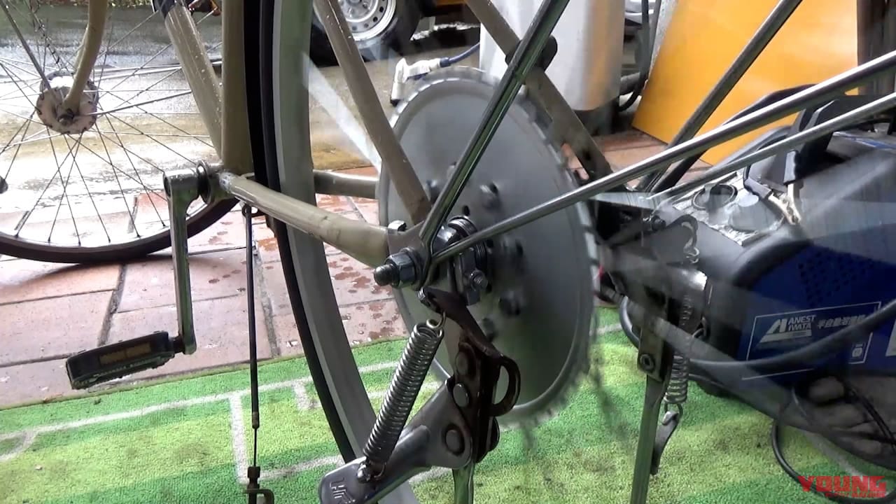 |中国製の自転車エンジン、取り付けにはブレーキの取り外しが必要だった…! スプロケット増設編〈自作モペット製作記 #4〉