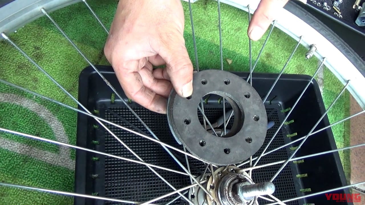 自作モペット #4 スプロケット|ゴム|中国製の自転車エンジン、取り付けにはブレーキの取り外しが必要だった…! スプロケット増設編〈自作モペット製作記 #4〉