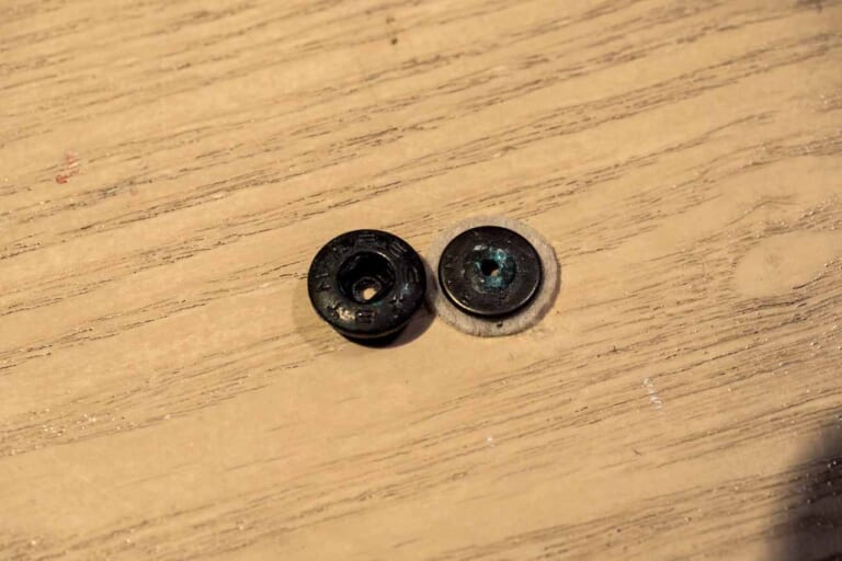 隠れた金具を外す(右側が隠れていた金具)|バイク業界のアルマーニ クシタニジャケットの修理代は驚愕の500円