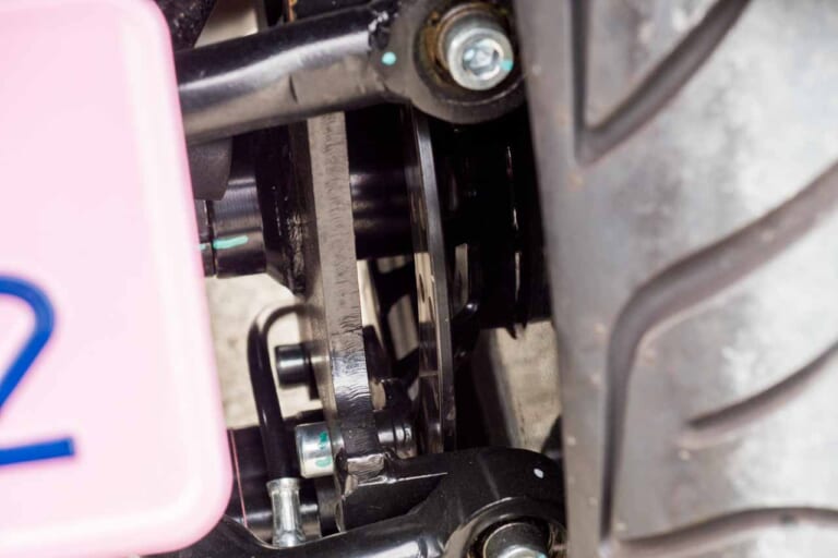 リアタイヤには左右それぞれにブレーキディスクと1ポッドキャリパーが装備される|マクドナルド、郵便局が配達に使う電動3輪スクーター aidea AA-Cargo β4試乗インプレッション