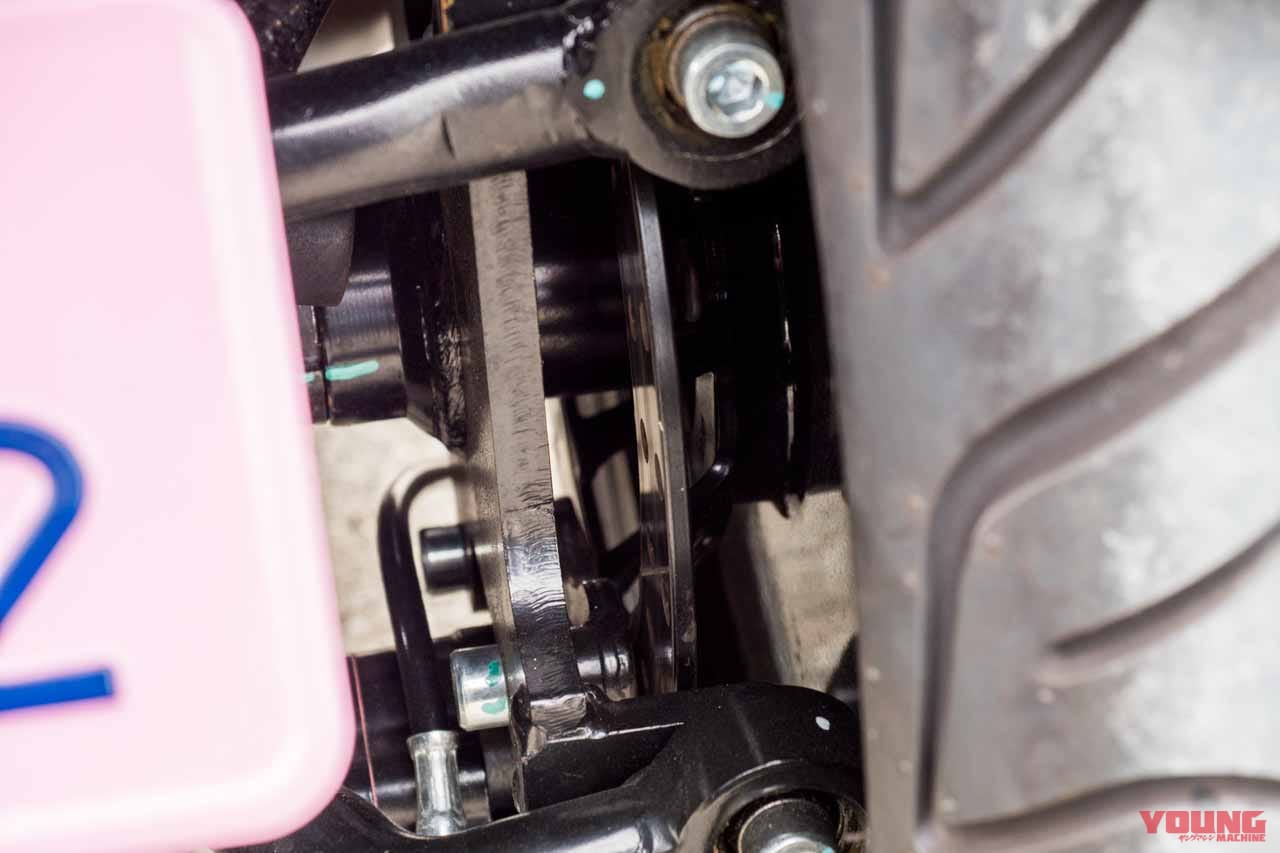 リアタイヤには左右それぞれにブレーキディスクと1ポッドキャリパーが装備される|マクドナルド、郵便局が配達に使う電動3輪スクーター aidea AA-Cargo β4試乗インプレッション