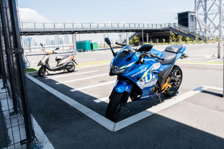 ハンマーヘッド横浜のバイク駐輪場は穴場|バイク業界のアルマーニ クシタニジャケットの修理代は驚愕の500円
