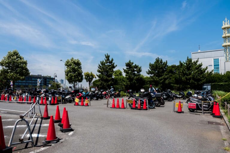 赤レンガ倉庫のバイク駐輪場は平日でも多くの人が集まる