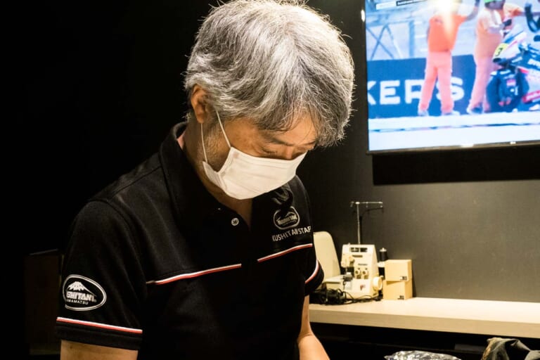 修理を担当してくれた漆原さん|バイク業界のアルマーニ クシタニジャケットの修理代は驚愕の500円