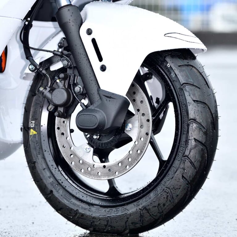 YAMAHA E01|ヤマハ、実証実験用の電動スクーター投入!! E01試乗インプレッション【異次元の上質な走行感にEVの未来を見た】