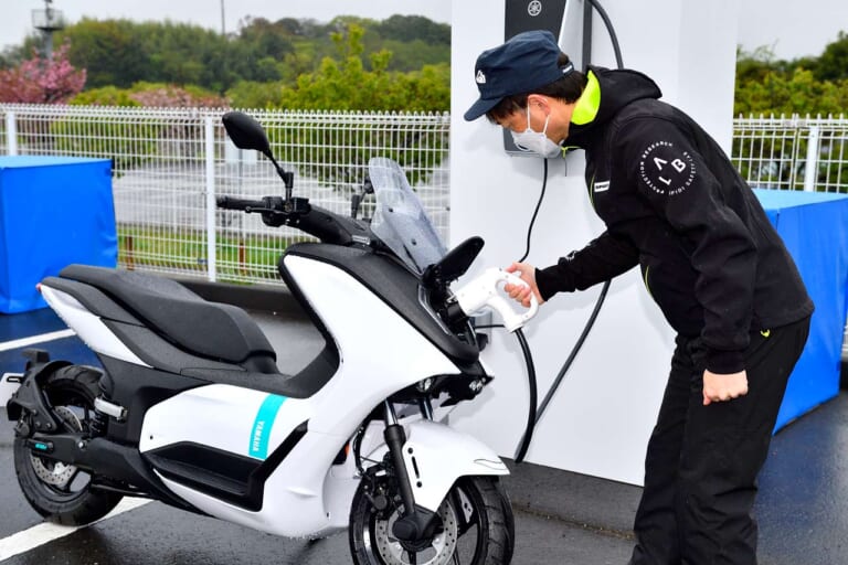 YAMAHA E01|ヤマハ、実証実験用の電動スクーター投入!! E01試乗インプレッション【異次元の上質な走行感にEVの未来を見た】
