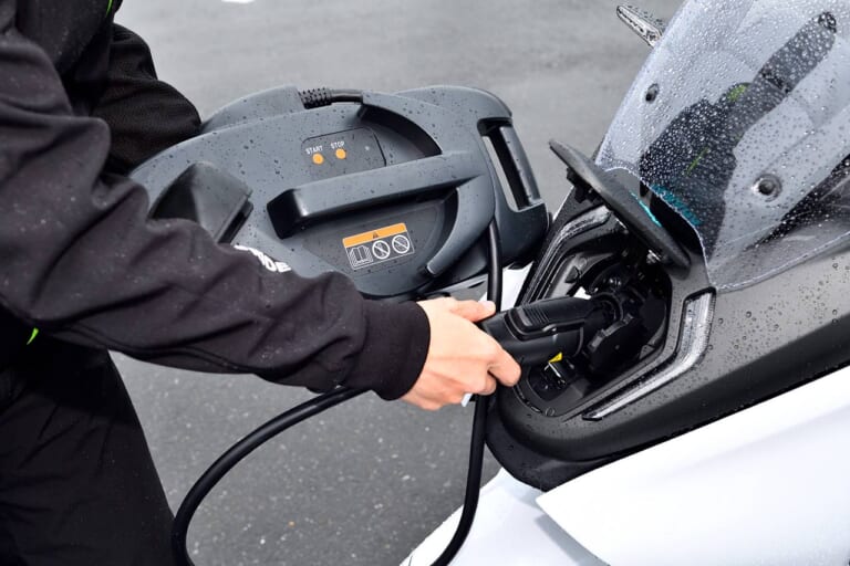 YAMAHA E01|ヤマハ、実証実験用の電動スクーター投入!! E01試乗インプレッション【異次元の上質な走行感にEVの未来を見た】