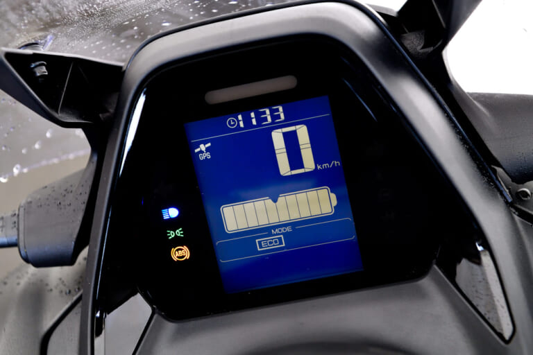 YAMAHA E01|ヤマハ、実証実験用の電動スクーター投入!! E01試乗インプレッション【異次元の上質な走行感にEVの未来を見た】