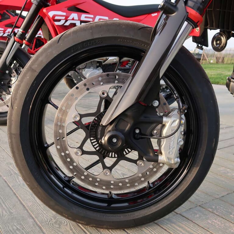 ガスガス SM700|フロントまわり|新生ガスガス、初のストリートモデル登場! SM700 試乗インプレッション