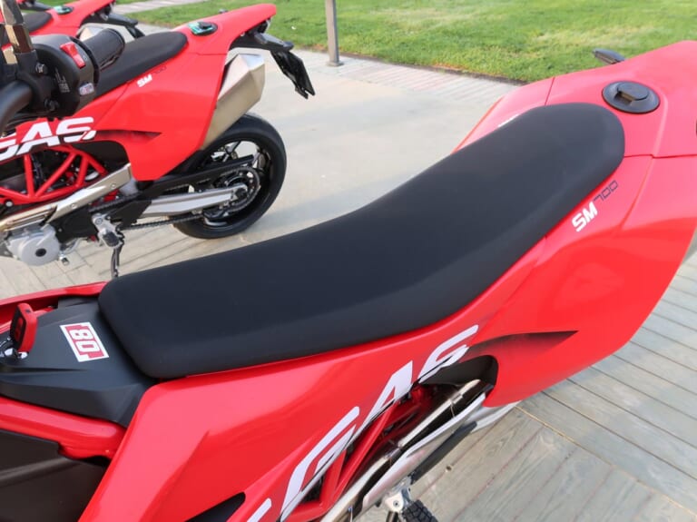 ガスガス SM700|シート|新生ガスガス、初のストリートモデル登場! SM700 試乗インプレッション