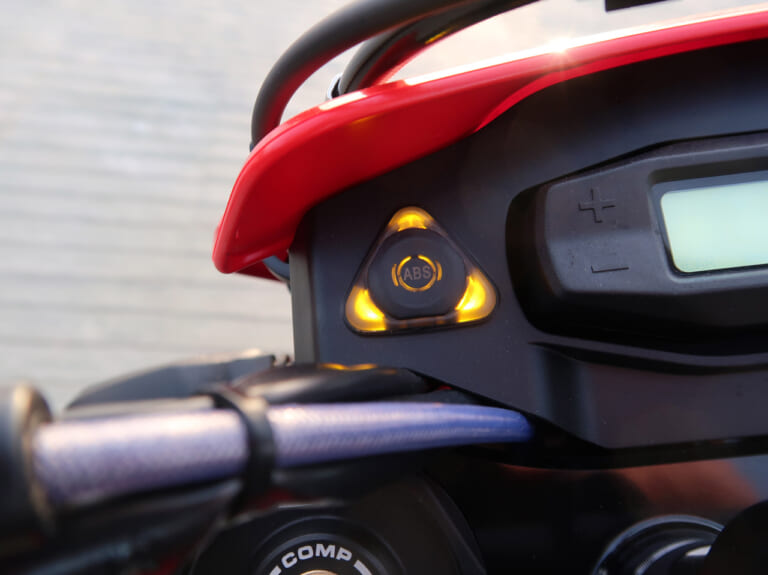 ガスガス SM700|スイッチボックス|新生ガスガス、初のストリートモデル登場! SM700 試乗インプレッション