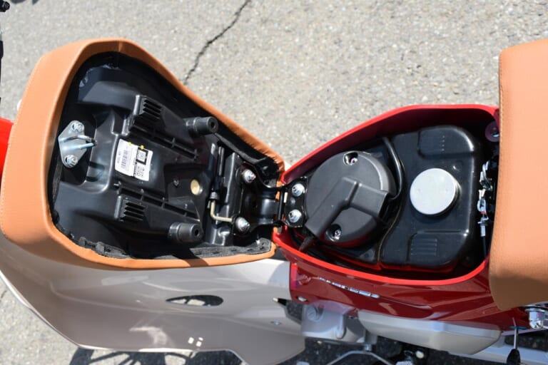 GPX POPz 110|シート下|絶妙なユルさと“カブみ”が魅力 GPX POPz110 試乗ショートインプレッション