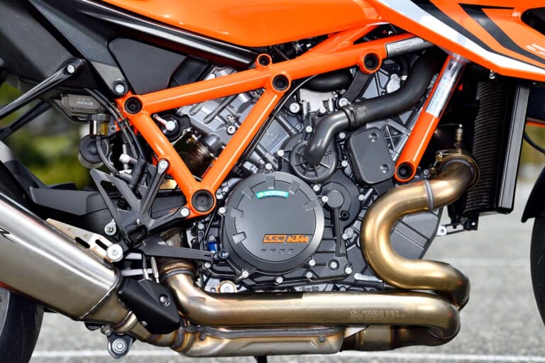 KTM 1290 SUPER DUKE R EVO|フルオート調整の次世代電制サスを搭載!【KTM 1290スーパーデュークRエヴォ】試乗ショートインプレッション