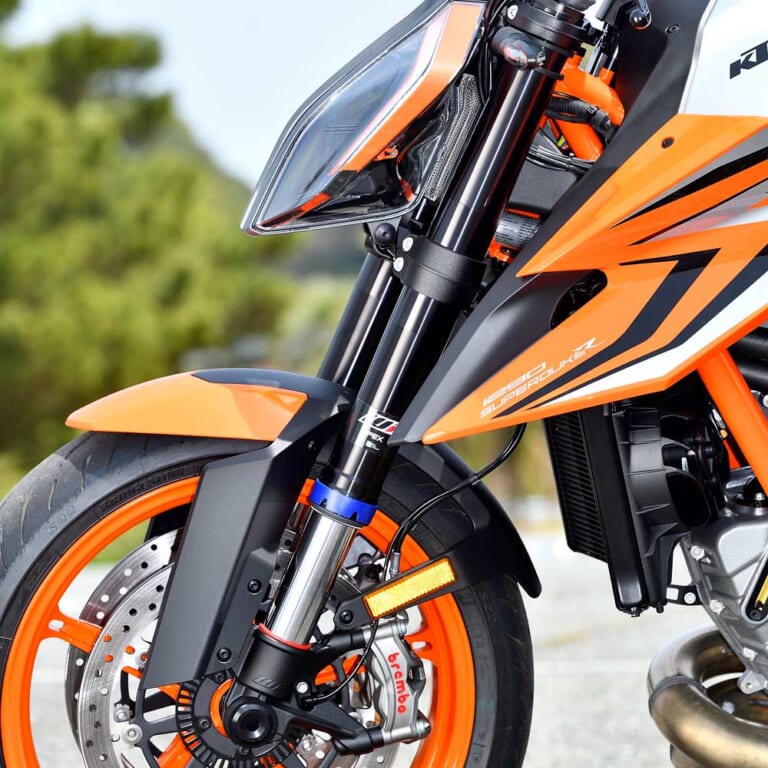 KTM 1290 SUPER DUKE R EVO|フルオート調整の次世代電制サスを搭載!【KTM 1290スーパーデュークRエヴォ】試乗ショートインプレッション