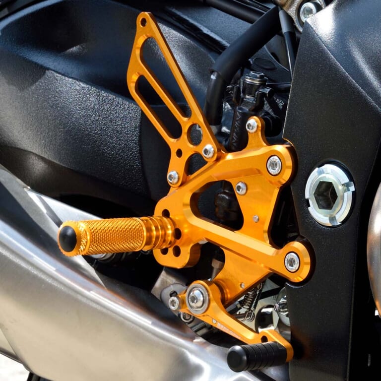 ベビーフェイス GSX-S1000GTカスタム|パフォーマンスステップキット|ベビーフェイス GSX-S1000GTカスタム【電脳系ツーリングモデルの魅力を高めるパーツの数々】