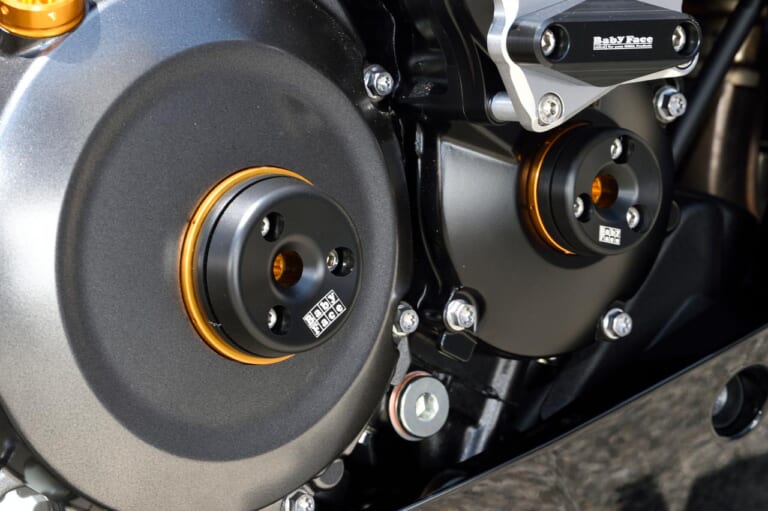 ベビーフェイス GSX-S1000GTカスタム|タイミングホールプラグ|ベビーフェイス GSX-S1000GTカスタム【電脳系ツーリングモデルの魅力を高めるパーツの数々】