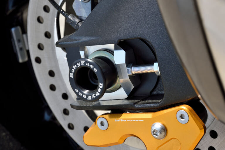 ベビーフェイス GSX-S1000GTカスタム|レースコンセプトアクスルプロテクター|ベビーフェイス GSX-S1000GTカスタム【電脳系ツーリングモデルの魅力を高めるパーツの数々】