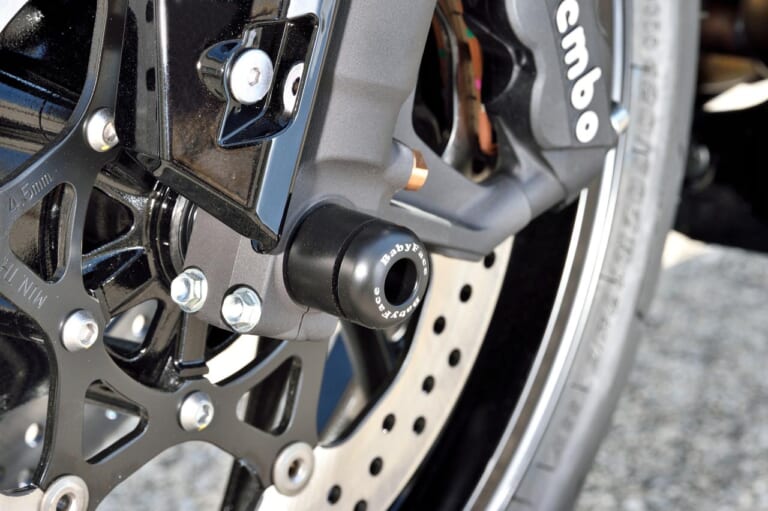 ベビーフェイス GSX-S1000GTカスタム|アクスルプロテクターフロント|ベビーフェイス GSX-S1000GTカスタム【電脳系ツーリングモデルの魅力を高めるパーツの数々】