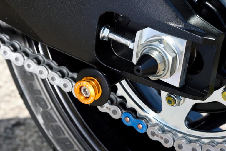 ベビーフェイス GSX-S1000GTカスタム|スイングアームスタンドフックAL|ベビーフェイス GSX-S1000GTカスタム【電脳系ツーリングモデルの魅力を高めるパーツの数々】