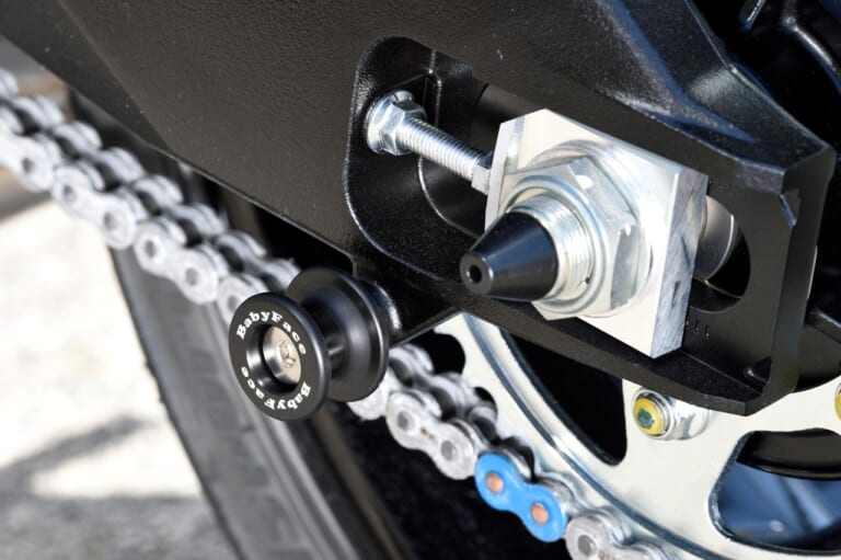 ベビーフェイス GSX-S1000GTカスタム|スイングアームスタンドフックPOM|ベビーフェイス GSX-S1000GTカスタム【電脳系ツーリングモデルの魅力を高めるパーツの数々】