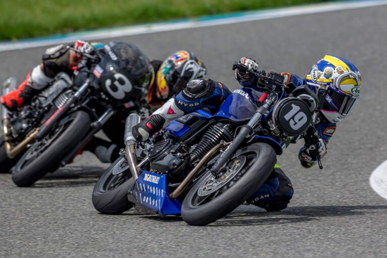 モリワキGBチーム|モリワキGB350鉄馬プロジェクトレポート#3【一般公募ライダーが見事チェッカー! 歓喜の表彰台に】〈注目! ホビーレース最新特報〉