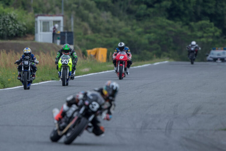 モリワキGBチーム|モリワキGB350鉄馬プロジェクトレポート#3【一般公募ライダーが見事チェッカー! 歓喜の表彰台に】〈注目! ホビーレース最新特報〉