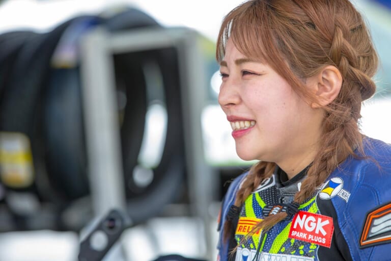 金子美寿々|モリワキGB350鉄馬プロジェクトレポート#3【一般公募ライダーが見事チェッカー! 歓喜の表彰台に】〈注目! ホビーレース最新特報〉