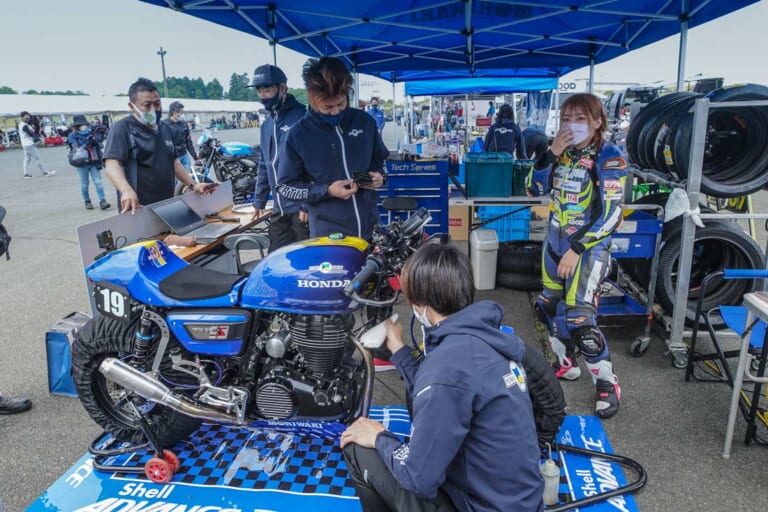 モリワキGBチーム|モリワキGB350鉄馬プロジェクトレポート#3【一般公募ライダーが見事チェッカー! 歓喜の表彰台に】〈注目! ホビーレース最新特報〉
