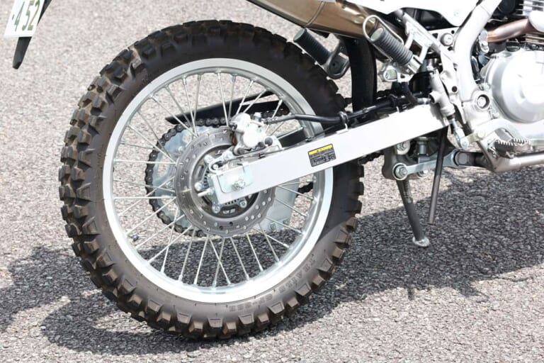 カワサキ KLX230S|リヤ|カワサキ KLX230S 試乗インプレッション【唯一の難点解消。ダートが身近に】