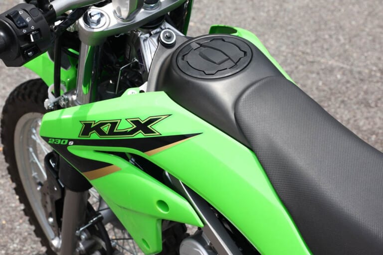 カワサキ KLX230S|燃料タンク|カワサキ KLX230S 試乗インプレッション【唯一の難点解消。ダートが身近に】