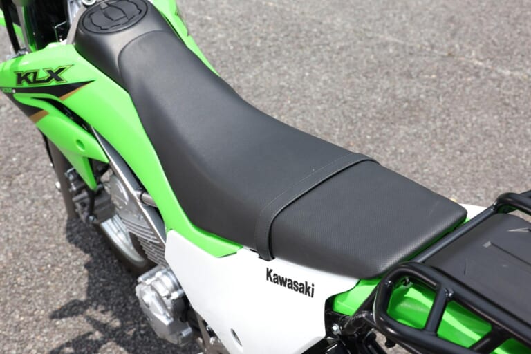 カワサキ KLX230S|シート|カワサキ KLX230S 試乗インプレッション【唯一の難点解消。ダートが身近に】