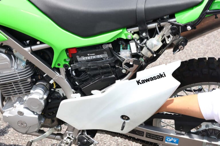 カワサキ KLX230S|サイドカバー|カワサキ KLX230S 試乗インプレッション【唯一の難点解消。ダートが身近に】