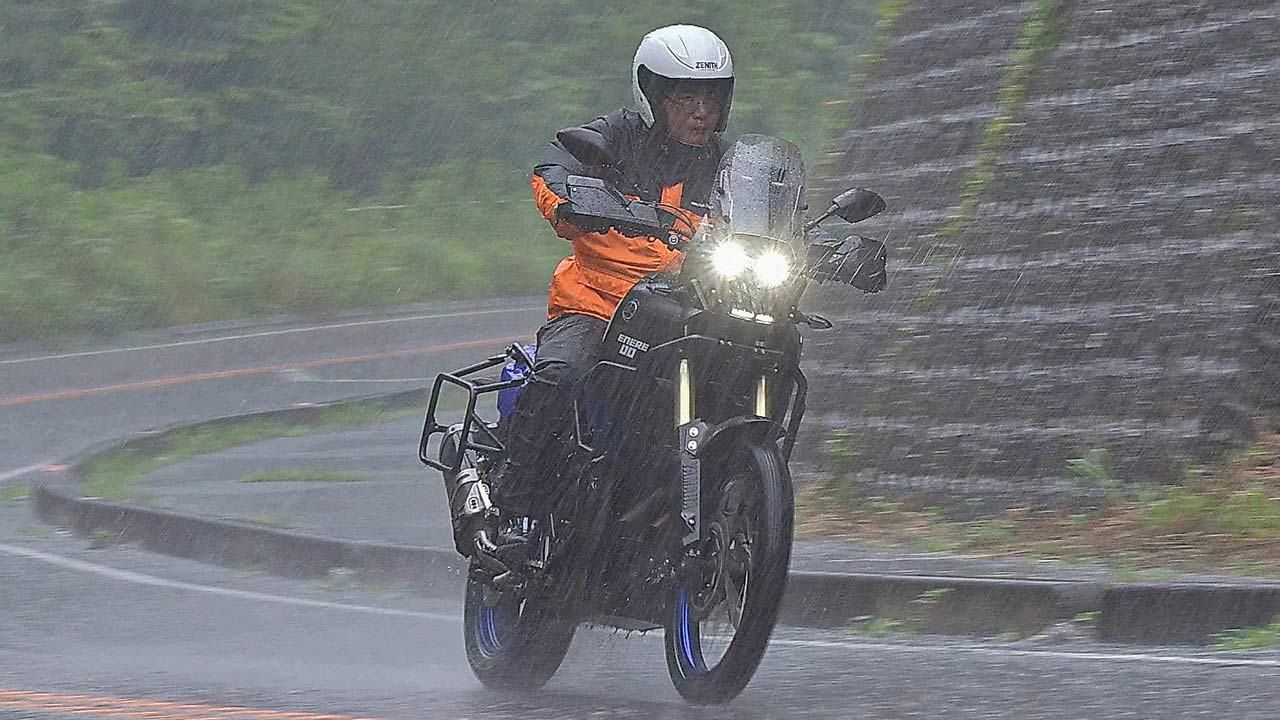 雨の日のライディングを楽しく! ワイズギアのレインウェアが 