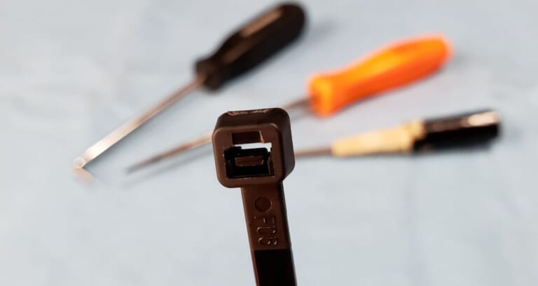 結束バンド|結束バンド、切らなくても外せる?! 「非常時に役立つ」使い捨て”ワンウェイ”タイプも再利用する方法