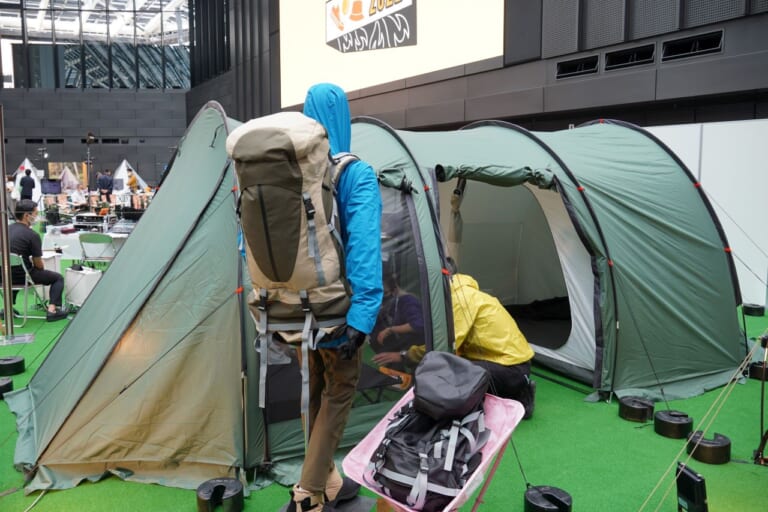 トンネル型テントと登山用バックパックの試作品|ワークマン、主力PB製品260アイテムを来年8月まで価格据え置き宣言! キャンプギアも好調だ!