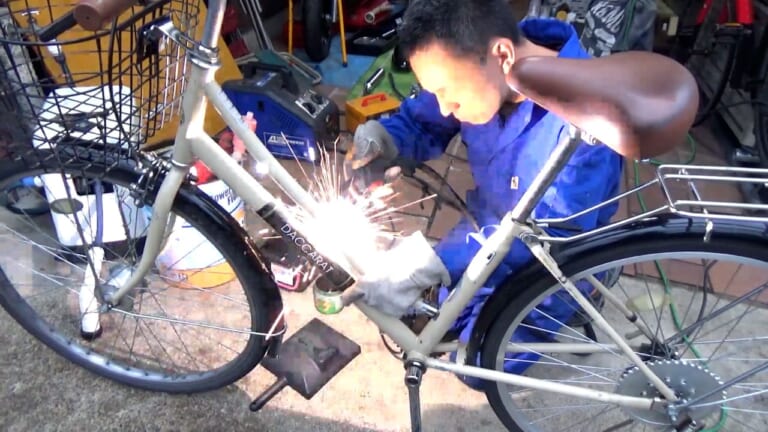 自作モペット製作記 #6|フレーム溶接|【異形】中国製エンジンをママチャリに搭載! 果たしてどうなる? 苦難のすえ位置決め&溶接完了〈自作モペット製作記 #6〉