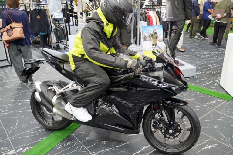 イージス防水防寒スーツ+CBR250RR|ワークマン、主力PB製品260アイテムを来年8月まで価格据え置き宣言! キャンプギアも好調だ!