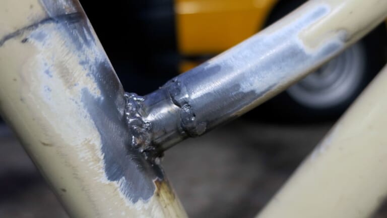 自作モペット製作記 #6|フレーム溶接部|【異形】中国製エンジンをママチャリに搭載! 果たしてどうなる? 苦難のすえ位置決め&溶接完了〈自作モペット製作記 #6〉