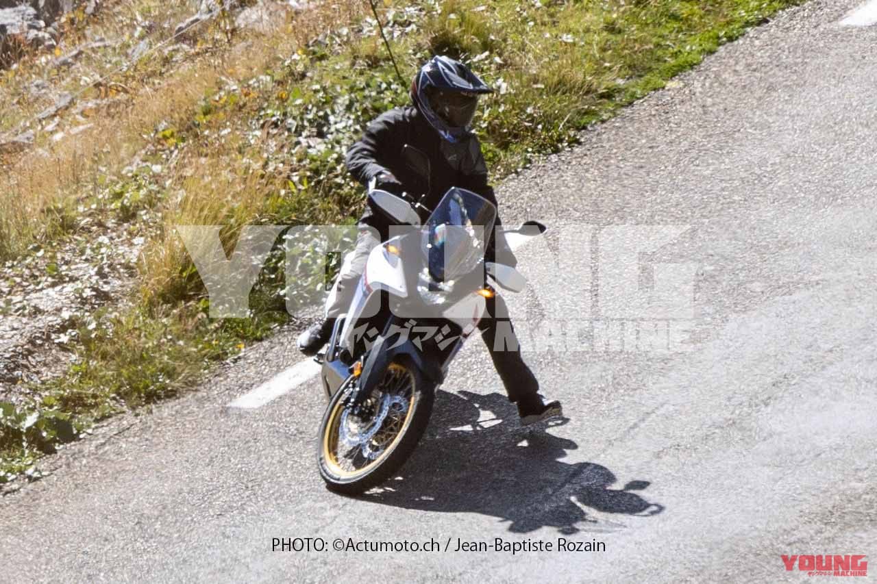 ホンダ|XL750 トランザルプホンダ|XL750 トランザルプ|【Scoop!】ホンダ新型「トランザルプ」の実車を捉えた! ほぼ量産モデルのXL750で間違いなし