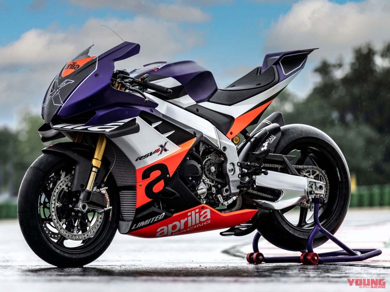 APRILIA RSV4 XTRENTA|納車はアプリリアレーシングで?! 「RSV4 XTRENTA」は230ps/166kgでリヤウイングや“スプーン”も装備