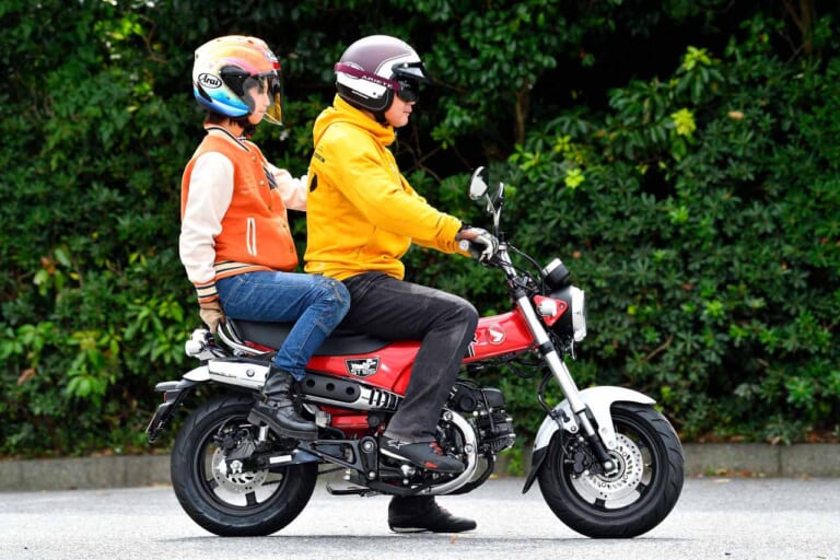 タンデムのライディングポジション|ダックス125|ダックス125とハンターカブ、同じ44万円だけど どっちがいいの? AT限定免許で乗れるホンダの身内ライバルを比較!