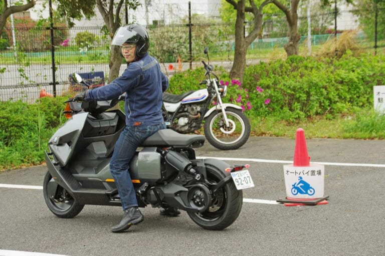 BMW CE04|バック|シティライド最適設計! BMWの電動バイク CE04試乗インプレッション