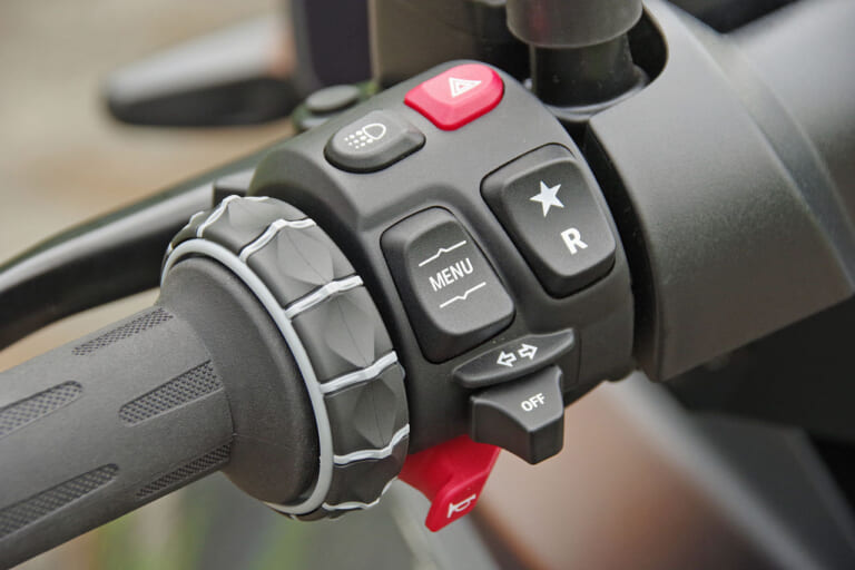 BMW CE04|ハンドル|シティライド最適設計! BMWの電動バイク CE04試乗インプレッション