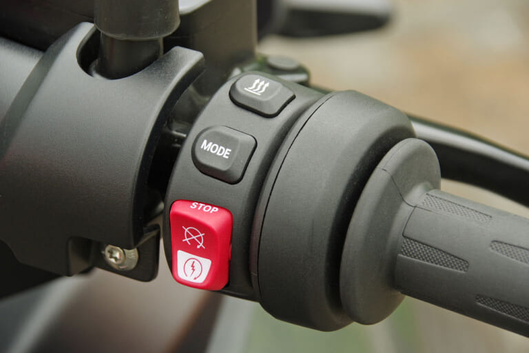 BMW CE04|ハンドル|シティライド最適設計! BMWの電動バイク CE04試乗インプレッション