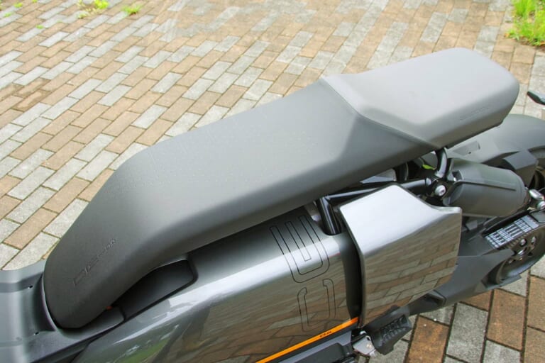 BMW CE04|シート|シティライド最適設計! BMWの電動バイク CE04試乗インプレッション
