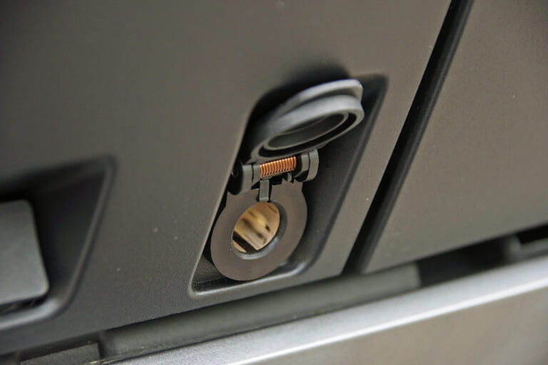 BMW CE04|シガーソケット|シティライド最適設計! BMWの電動バイク CE04試乗インプレッション